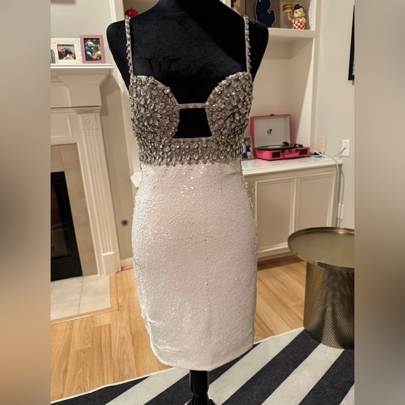 PATBO Hand Beaded Sequin Mini Dress White Size 4 EUC - Picture 2 of 11